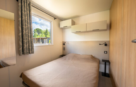 LesVerguettes-Camping-060526©DamienRosso_5814-HDR MH Ventoux - chambre parents - Verguettes