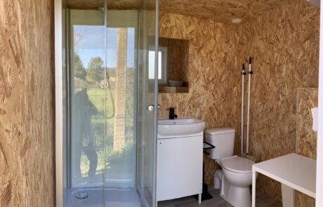 place 89 avec sanitaire privatif camping les verguettes (2)