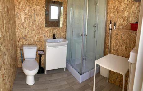 place 90 avec sanitaire privatif camping les verguettes